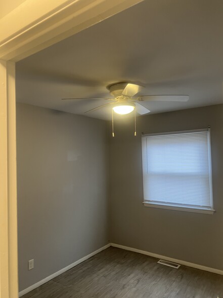 Building Photo - 505 W 53rd Ave