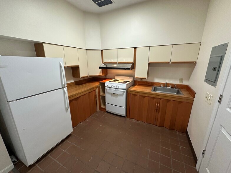 Building Photo - 83 Essex St