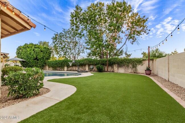 Building Photo - 2555 N Tamarisk St
