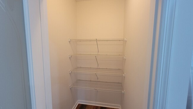 Building Photo - The 5 Bedroom You've Been Looking For!!