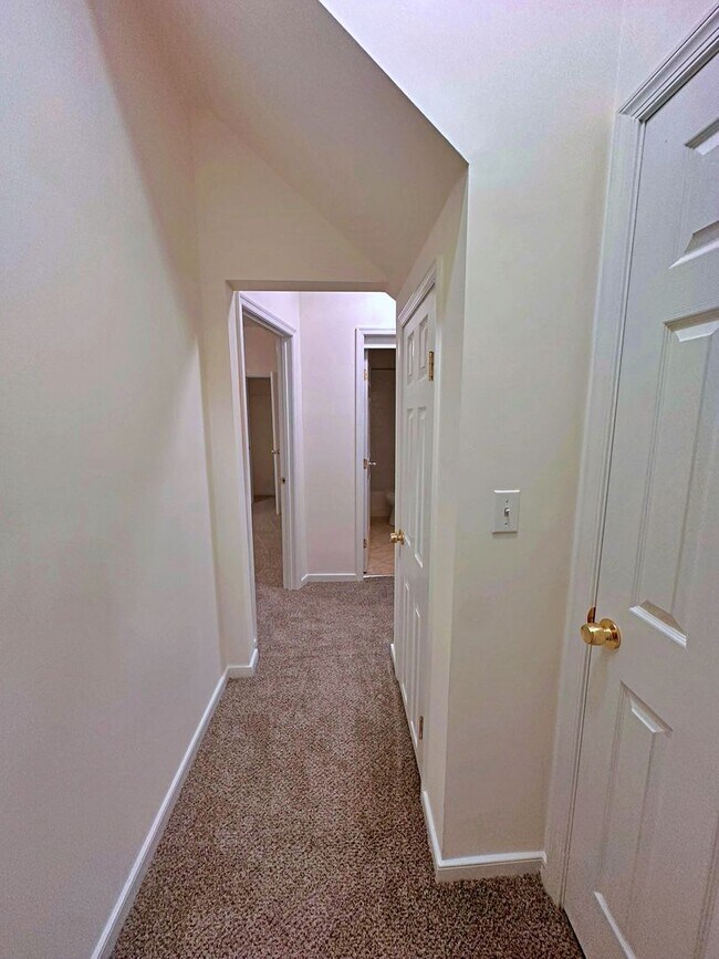 Building Photo - Bellevue - 2 Bedroom Apartment
