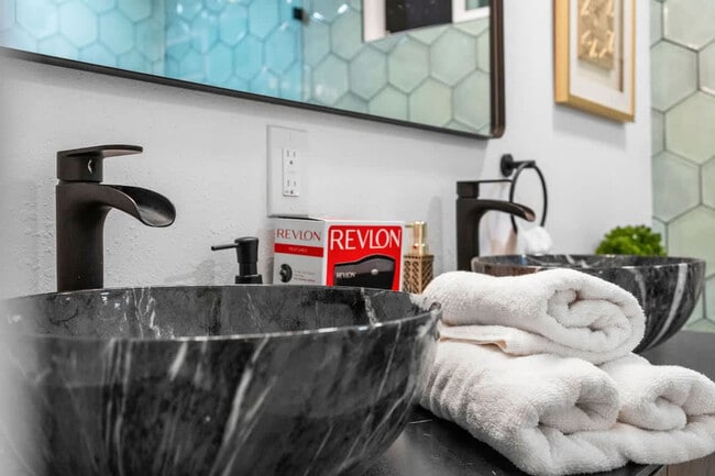 Building Photo - 5048 Bluff Pl