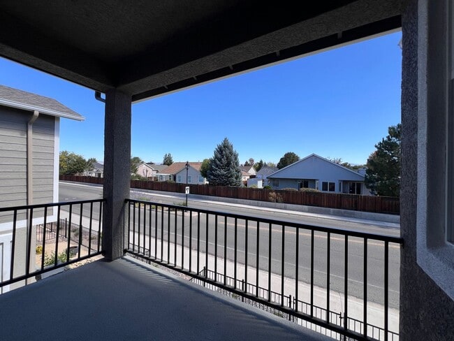 Building Photo - MUST SEE! 2/2.5/2 Townhome in Gardnerville