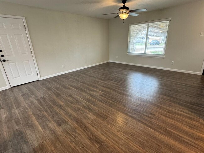 Building Photo - 2006 Ash St