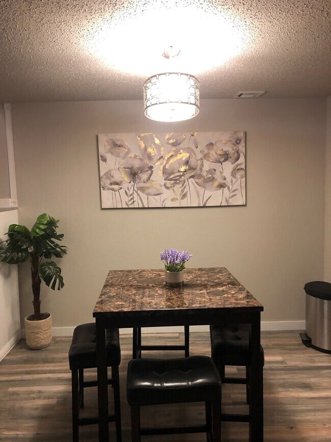 Building Photo - 2 bed & 2 bath Condo. 2 car garage.
