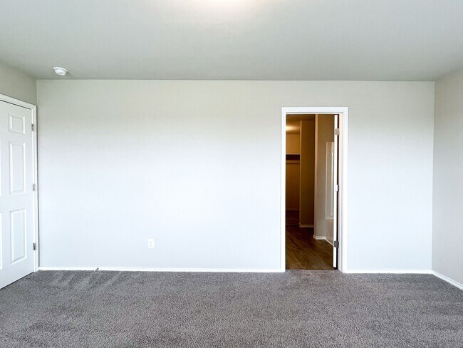 Building Photo - 9925 Blue Wing Trl