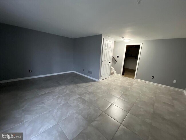 Building Photo - 2212 Historic Dr