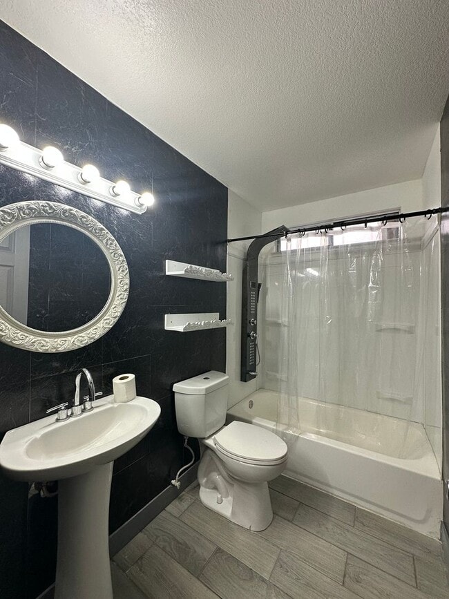 Building Photo - Four Bedroom