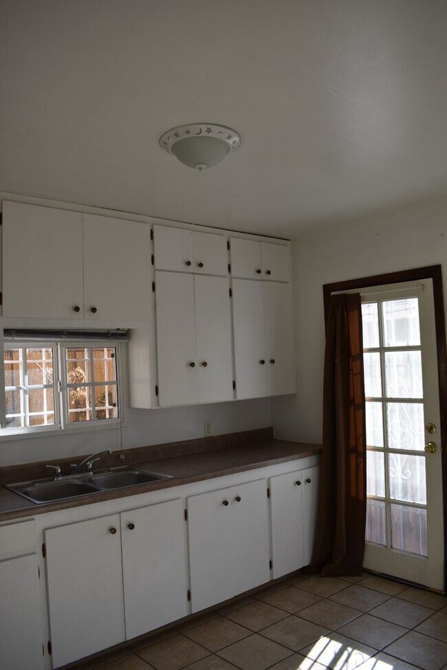 Building Photo - 422 Vassar Dr SE
