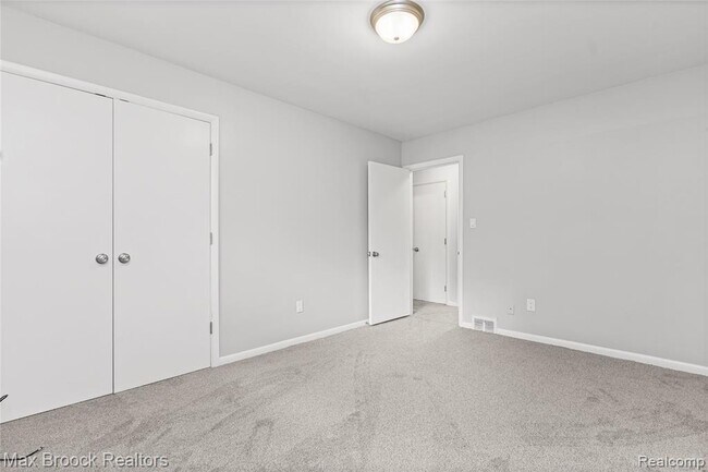 Building Photo - 3988 Lakeland Ln