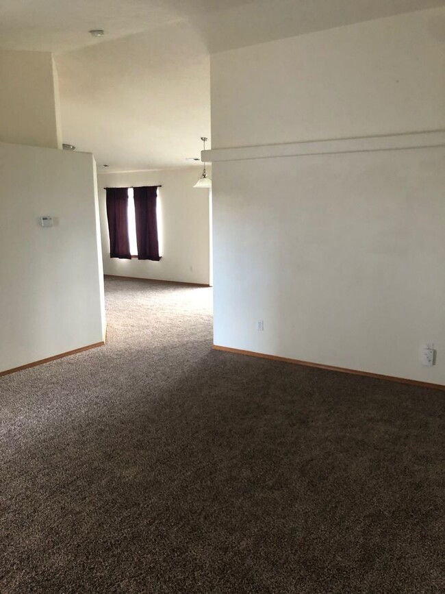 Building Photo - New Carpet, flooring & paint! 3 Bedroom 2 ...