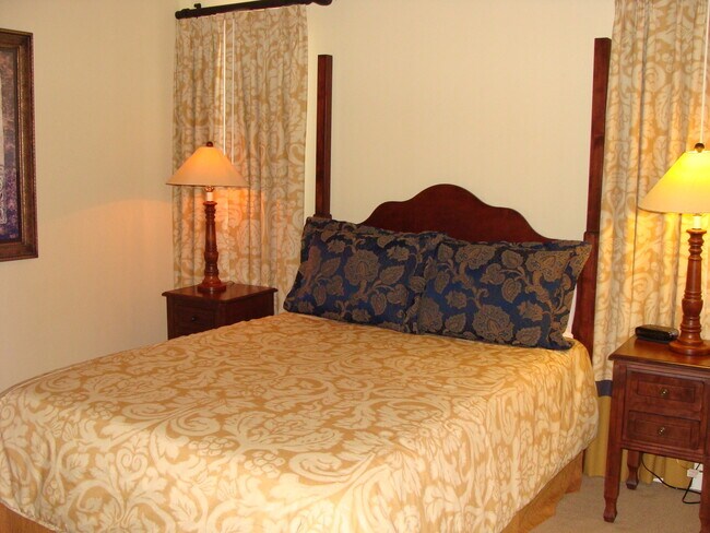 Building Photo - 3 bedroom 2 bath furnished condo