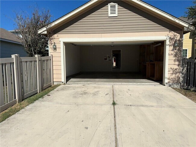 Building Photo - 1042 Dorn