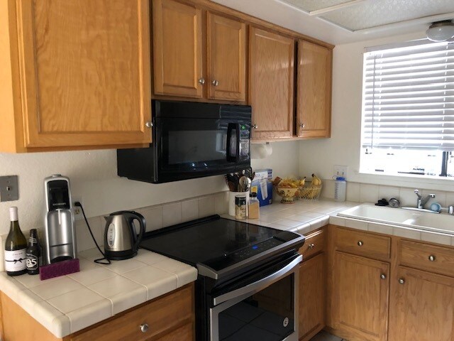 Kitchen - 528 Hathway Ave