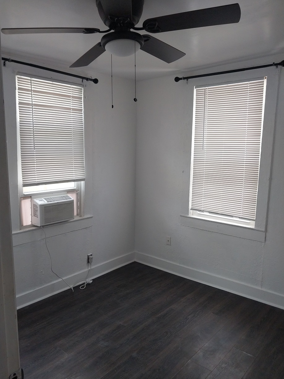 Building Photo - 211 S Oleander Ave