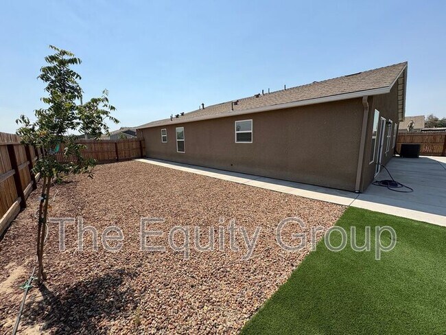 Building Photo - 1142 E Cameron Ave