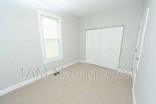 Building Photo - 3242 N Ridgeway Ave