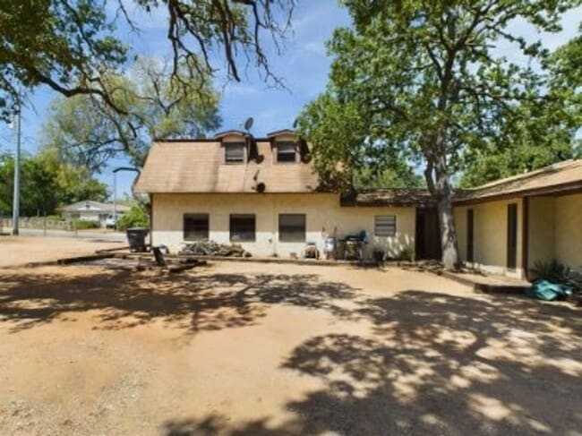 Building Photo - 321 W Park St