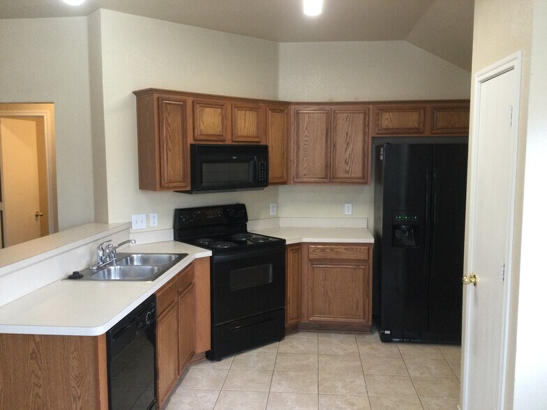 Building Photo - 702 Fleming St