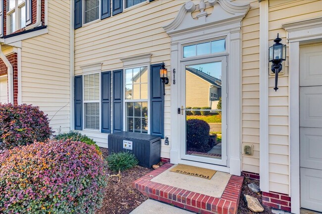 Building Photo - Fabulous 3 bedroom 2.5 bath townhome in Au...