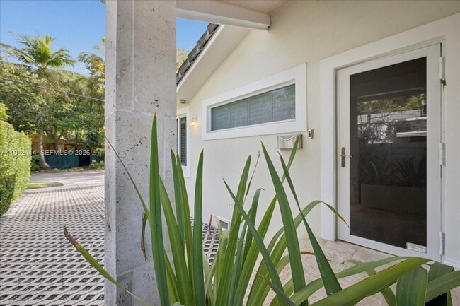 Building Photo - 2910 Calusa St