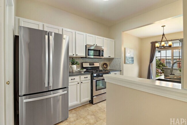 Building Photo - 533 N Red Deer Rd