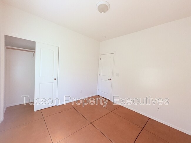 Building Photo - 324 W 23rd St