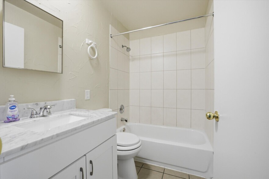 Bathroom - 101 W Meinecke Ave