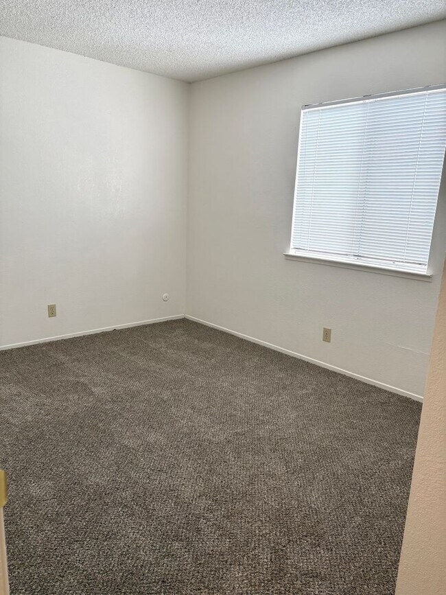 Building Photo - ? 2 Bed / 1 Bath Upstairs Apartment – Avai...