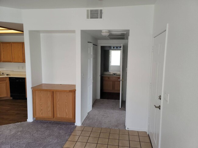 Building Photo - CENTRALLY LOCATED CONDO!