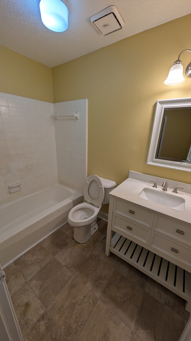 Building Photo - 2622 Kingston Dr