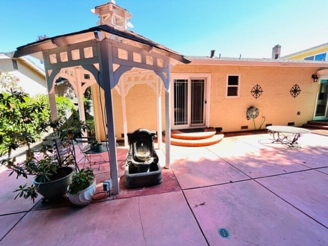 Building Photo - Gorgeous 3Bd/2BA + Den/Office or 4th Bedro...