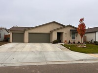 Building Photo - Beautiful home for rent in Tulare!