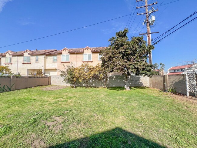 Building Photo - Los Alamitos 4 Bed 2 Bath House - 2 Car Gar - Wood Flooring - Huge Yard - Cute!!!