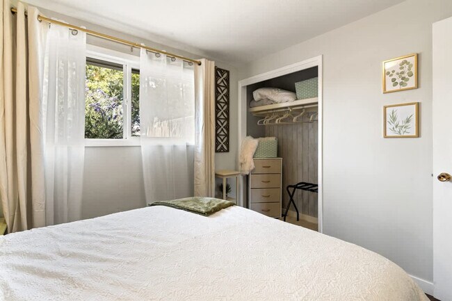 Building Photo - 3413 W Sunset Ave