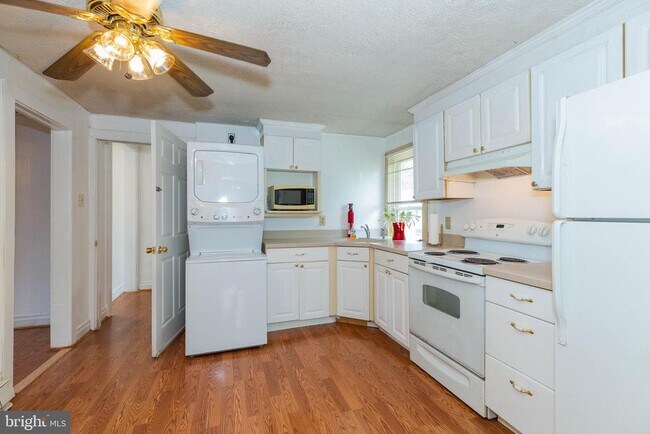 Building Photo - 481 Millville Rd