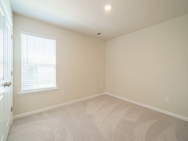 Building Photo - 1 Year Old New Home With 3 Bedroom 2.5 bat...