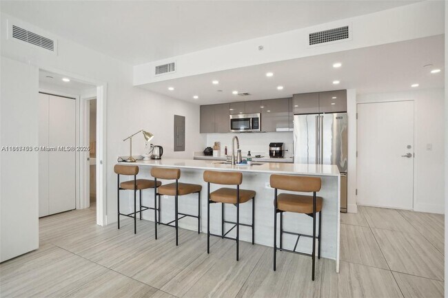 Building Photo - 13800 Highland Dr