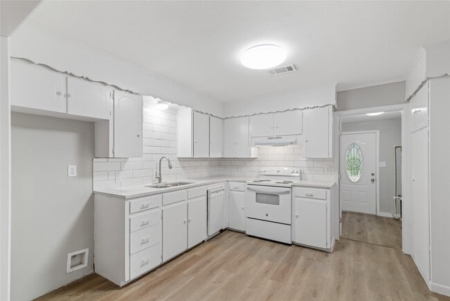 Building Photo - 615 Riveredge Dr