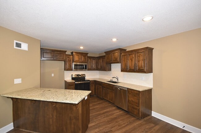 Building Photo - 3 Bedroom 2.5 Bath Duplex