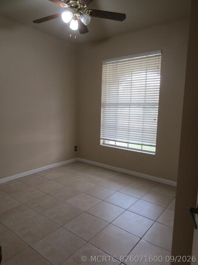Building Photo - 1756 SW Jamesport Dr
