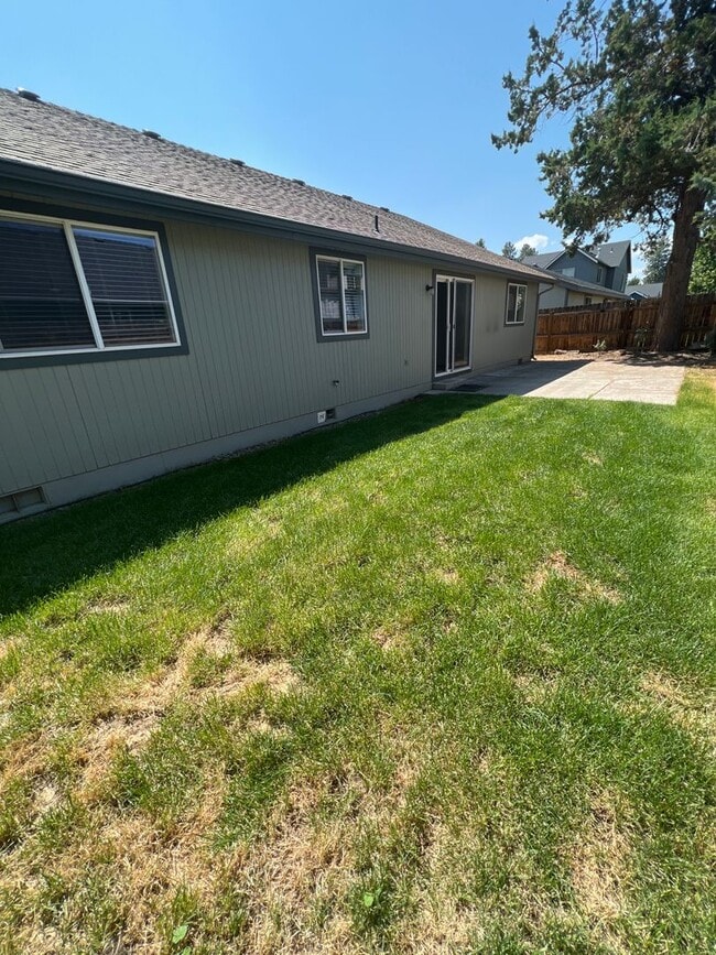 Building Photo - SE Bend House, Gas Heat/Fireplace, Fenced Yard, Dbl. Garage, Pets Considered!