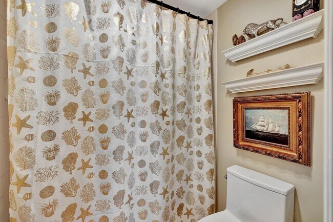 Building Photo - 134 Lakeshore Dr