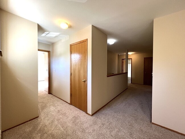 Building Photo - Spacious Craftsman Style Home - Pet Friendly!