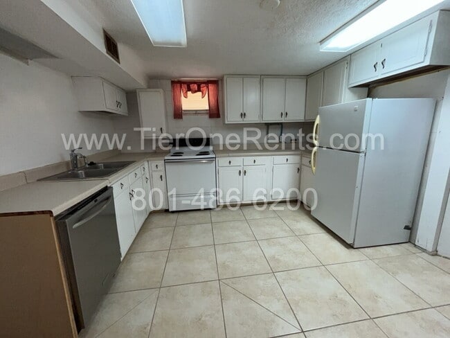 Building Photo - No deposit option available for qualified renter with Obligo!