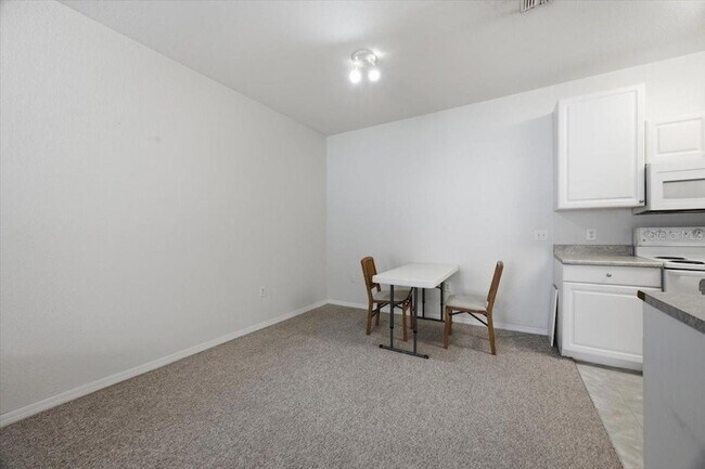 Building Photo - 4008 Hemingway Cir