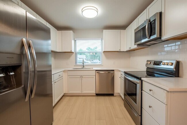 Building Photo - 8708 Pineridge Dr