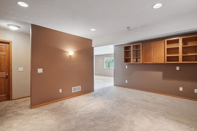 Building Photo - Gorgeous Single Family Home - June 1st Mov...