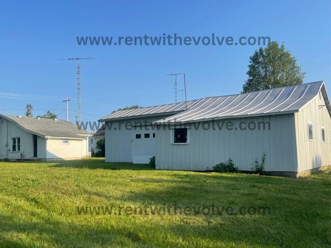 Building Photo - 301 S Plum St