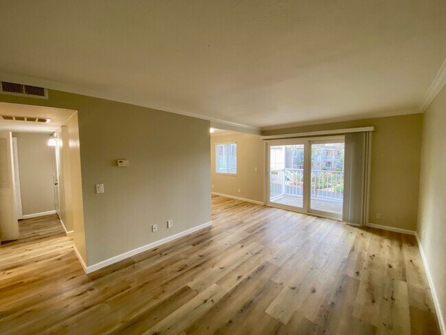 Building Photo - Gorgeous Top Floor Condo Located in Walnut Creek with Inside Laundry and Close to BART is Availab...